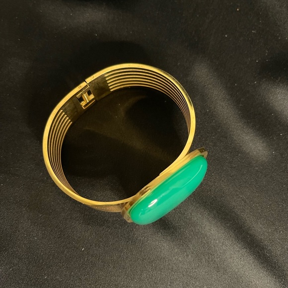 WOMEN'S GOLDEN BRACELET WITH GLAMOROUS DECORATIVE GREEN COLOR - Picture 7 of 9